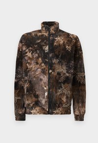 Jachetă din fleece, în culori maro și negru cu un model de camuflaj, având guler înalt, fermoar pe întreaga lungime și manșete și tiv elastic. Textură moale.
