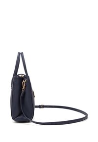 Borsa a mano in pelle blu navy con manici doppi, tracolla removibile, finiture in oro e una texture lavorata. Chiusura con zip e tasca laterale.