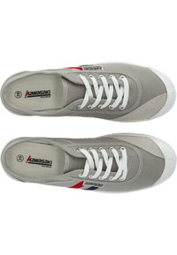 Grijze canvas sneakers met witte veters, rubberen zool en rode en blauwe strepen. Logo op de tong en de zijkant. Maat 39 aangegeven aan de binnenkant.