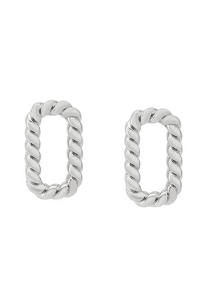 Orecchini a cerchio in argento con un design a corda attorcigliata, caratterizzati da una forma rettangolare aperta e superficie lucida, che riflette la luce.