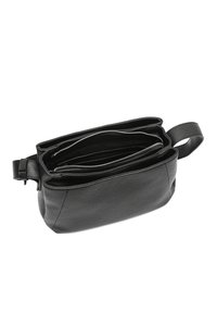 Borsa in pelle nera con superficie testurizzata, dotata di due scomparti con zip e una maniglia laterale per un facile trasporto.