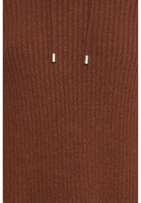 Tessuto di maglione marrone a coste con una finitura testurizzata, dotato di lacci con estremità metalliche. Design semplice e colore caldo.