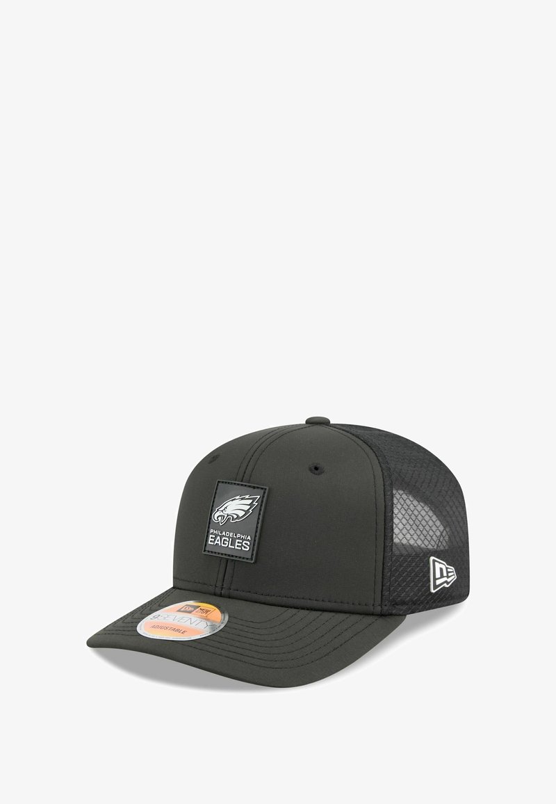 Casquette de baseball noire avec un dos en maille, ornée d'un patch avec le logo des Philadelphia Eagles. Tissu lisse et fermeture à pression réglable.
