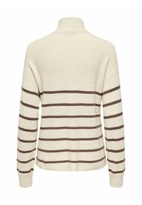 Suéter beige claro con cuello alto, presentado con rayas marrones horizontales. Suave textura de punto y puños acanalados añaden detalle al diseño.