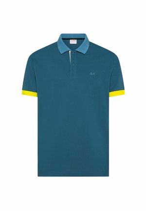 Polo a maniche corte turchese con colletto azzurro chiaro a contrasto e polsini gialli, con patta a due bottoni e piccolo logo ricamato.
