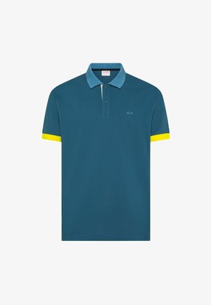 Polo a maniche corte turchese con colletto azzurro chiaro a contrasto e polsini gialli, con patta a due bottoni e piccolo logo ricamato.