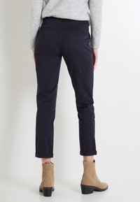 Grain de Malice Chino - marine