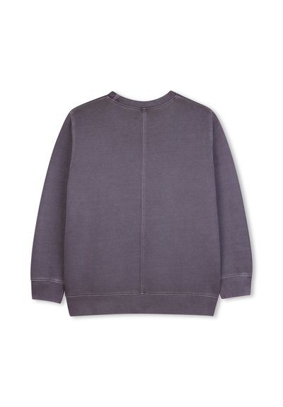 Lilla sweatshirt, rund hals, tekstureret stof, ribbede manchetter og kant, bagvinkel der viser minimal syning og ingen synlige logoer eller designs.