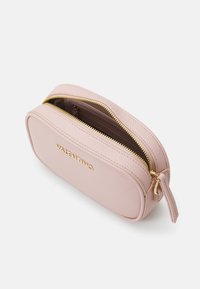 Rosa lær kosmetikkveske med gullglidelås, oval form, med preget logo foran og strukturert overflate.