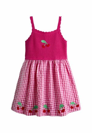Ružové šaty bez rukávov s háčkovaným topom, výšivkou čerešní na hrudi a okraji a ružovou gingham kockovanou sukňou.