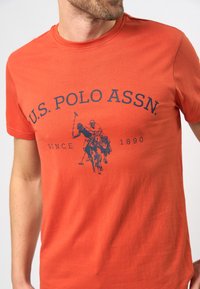 U.S. Polo Assn. ARCHIBALD - Apdrukāts T-krekls - burnt ochre