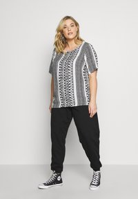 ONLY Carmakoma CARMARRAKESH - Blusa - black/cloud dancer