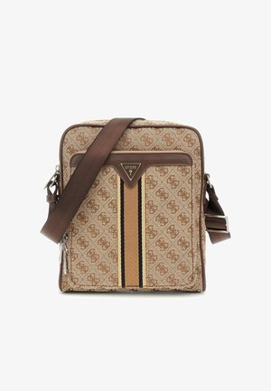 Borsa a spalla marrone con motivo, realizzata in tela con dettagli in pelle. Presenta una chiusura con zip, una tracolla regolabile e un dettaglio a striscia centrale.