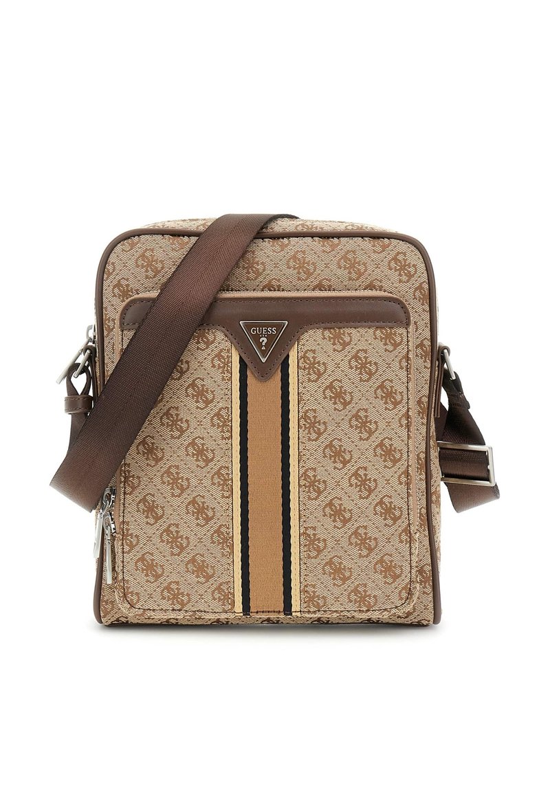 Borsa a spalla marrone con motivo, realizzata in tela con dettagli in pelle. Presenta una chiusura con zip, una tracolla regolabile e un dettaglio a striscia centrale.