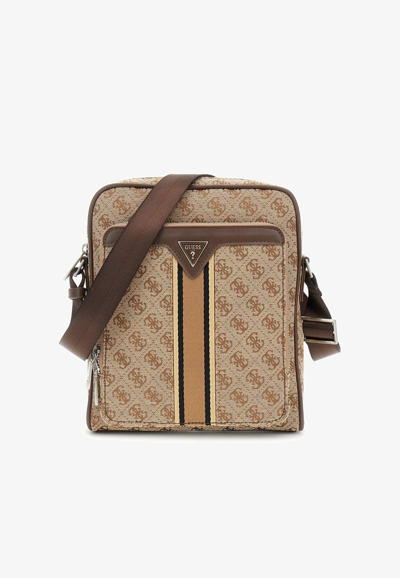 Borsa a spalla marrone con motivo, realizzata in tela con dettagli in pelle. Presenta una chiusura con zip, una tracolla regolabile e un dettaglio a striscia centrale.