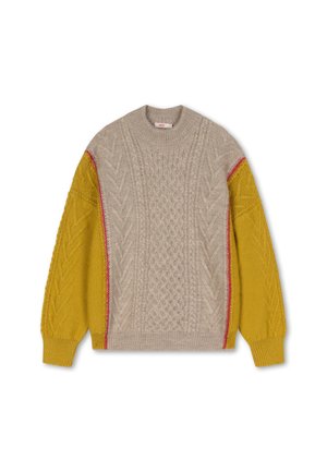 Beige gebreide trui met kabelpatroon, voorzien van gele mouwen en rode zijnaaddetails. Ronde hals, relaxte pasvorm, textuurstof.