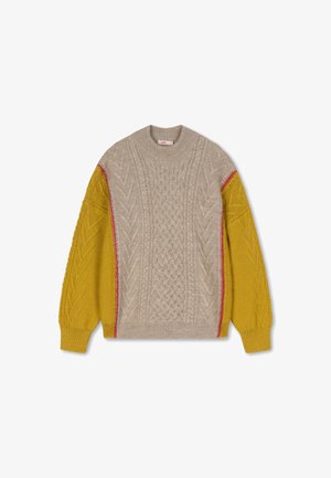 Beige gebreide trui met kabelpatroon, voorzien van gele mouwen en rode zijnaaddetails. Ronde hals, relaxte pasvorm, textuurstof.