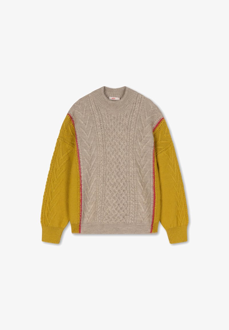 Beige gebreide trui met kabelpatroon, voorzien van gele mouwen en rode zijnaaddetails. Ronde hals, relaxte pasvorm, textuurstof.