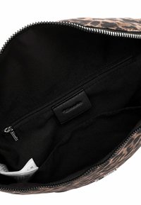 Kabelka typu clutch s leopardím potiskem na vnějšku, černou podšívkou a vnitřní kapsou na zip. Obsahuje stříbrný zip a texturovanou tkaninu.