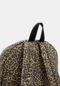 Rucsac cu imprimeu de leopard, fabricat din material textil, având o formă rotundă, accente negre și o mânere superioară pentru transport facil.