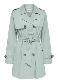 Trench-coat bleu clair à double boutonnage avec ceinture nouée à la taille, épaulettes, poignets boutonnés et poches avant.