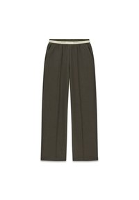Pantalon droit vert olive avec poches latérales et ceinture élastique blanche présentant une fine bande beige et le logo Guess.