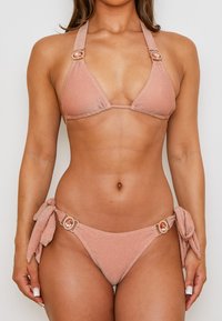Bikini rosa a halter realizzato in tessuto lucido, con coppe triangolari e uno slip laterale annodato decorato con dettagli in oro.