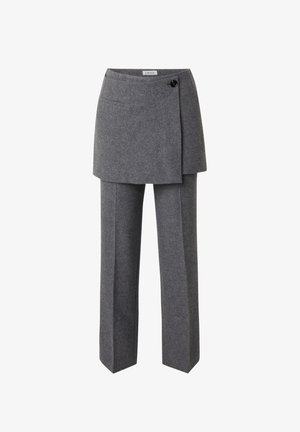 Graue maßgeschneiderte Hose mit einer geschichteten Rocküberlage, die mit einem Frontknopfverschluss und seitlichen Taschen ausgestattet ist. Hergestellt aus einem strukturierten Stoff.