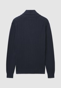 Pull en maille côtelée bleu marine avec un col montant, des manches longues et un ourlet droit. Présente des rayures verticales texturées sur toute la surface.