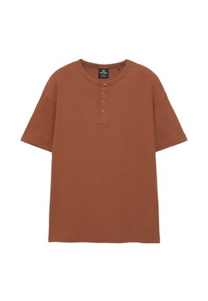 Brun kortærmet henley-shirt med fire knapper og rund halsudskæring, vist på hvid baggrund.