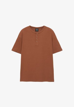 PULL&BEAR, SLIM FIT WITH HENLEY NECK - T-SHIRT - T-shirt basique - brown