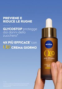 Bottiglia dropper marrone con tappo bianco, (caratterizzato da) un logo NIVEA blu e testo Q10 giallo. Il testo sullo sfondo evidenzia i benefici anti-rughe.