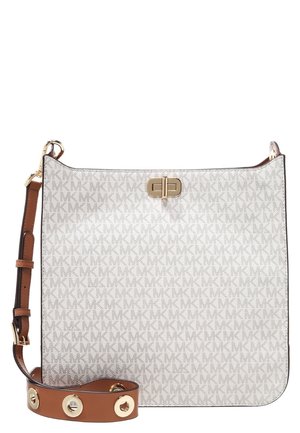 Sac bandoulière blanc et beige avec le logo MK en répétition, fermeture à serrure tournante dorée, et bandoulière marron ajustable avec des accents circulaires dorés.