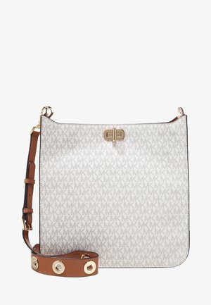 Biała i beżowa torebka na ramię z powtarzającym się logo MK, złotym zatrzaskiem na przekręcenie oraz brązowym, regulowanym paskiem z złotymi okrągłymi ozdobami.