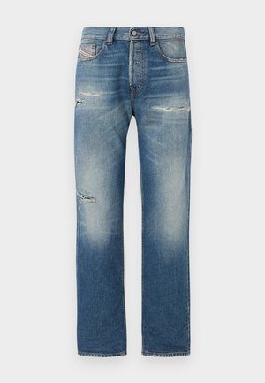 Jeans en denim bleu clair avec une coupe droite, présentant des zones usées et des décolorations. Design standard à cinq poches avec une fermeture à bouton.