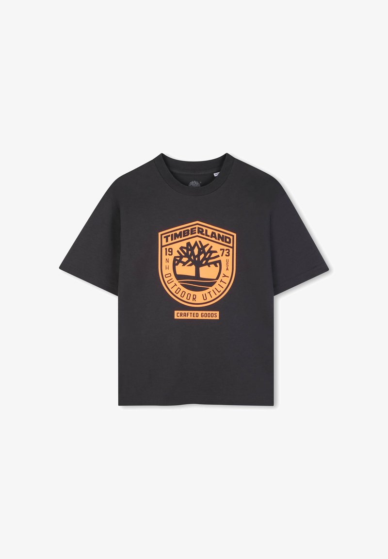 T-shirt en coton noir avec col rond. Présente un badge graphique orange avec le texte "TIMBERLAND", le logo de l'arbre, et "OUTDOOR UTILITY".