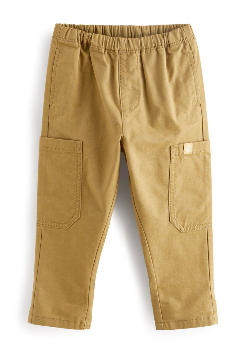 Pantalons cargo en coton beige avec une taille élastique, deux grandes poches latérales et un petit écusson logo sur la poche avant. Texture lisse, design décontracté.