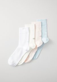 Kolmepaariline ribbed puuvillane sokkide komplekt valges, helesinises ja helesinises; omab pehmet tekstuuri ja kontrastset trükitud brändimist.