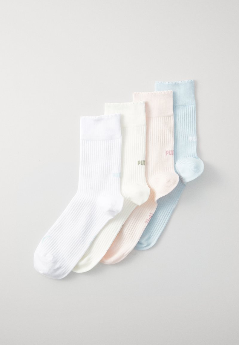 Conjunto de tres pares de calcetines de algodón acanalado en blanco, rosa claro y azul claro; presentan una textura suave y una marca impresa en contraste.