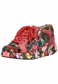 Baskets florales avec lacets rouges, un dessus en suede rose et une semelle à motif floral multicolore. Dispose d'une fermeture éclair sur le côté et d'accents en textile texturé.