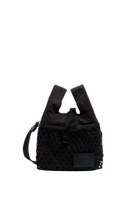 Bolsa negra con una sección inferior de malla texturizada y una parte superior lisa. Cuenta con dos asas y una correa para el hombro para opciones de transporte versátiles.