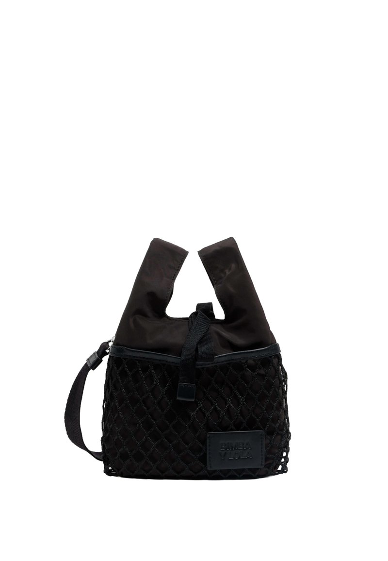 Bolsa negra con una sección inferior de malla texturizada y una parte superior lisa. Cuenta con dos asas y una correa para el hombro para opciones de transporte versátiles.