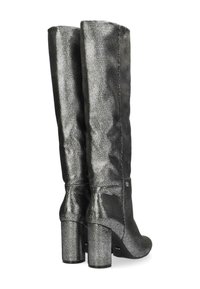 Bottes hauteur genou en tissu noir métallique avec une finition texturée, dotées d'un talon épais et de coutures latérales.