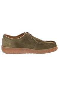 Chaussure en daim vert olive avec un bout rond, toile lacée, détails cousus et semelle en caoutchouc brun texturé.