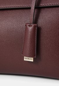Guess ALI LUXURY SATCHEL - Rankinė - burgundy