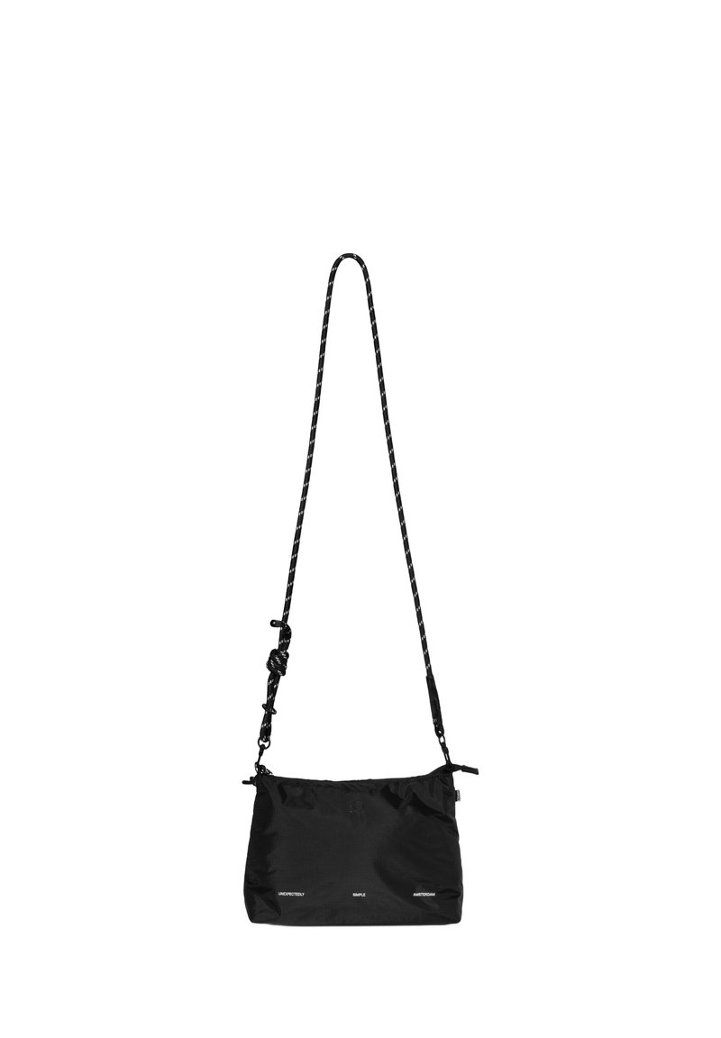 Czarna nylonowa torba na ramię o miękkiej, teksturowanej powierzchni. Posiada pleciony pasek oraz minimalistyczny design z trzema białymi akcentami tekstowymi.