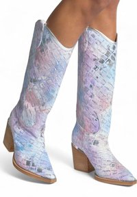 Botas de vaquera coloridas y brillantes que presentan un patrón texturizado, punta afilada y tacón apilado. Los tonos de lavanda, rosa y plata son predominantes.