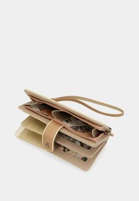 Portafoglio color beige e crema con zip, numerosi scomparti per carte e una fodera floreale interna. Presenta un cinturino da polso e una chiusura a scatto.