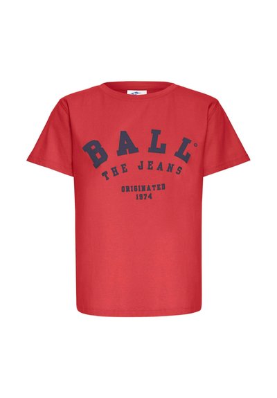 T-shirt en coton rouge à manches courtes et col rond. Présente un texte audacieux en marine disant "BALL THE JEANS" et "ORIGINATED 1974."
