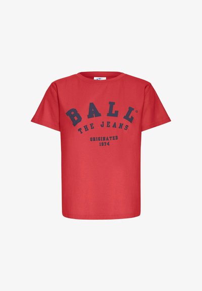 T-shirt en coton rouge à manches courtes et col rond. Présente un texte audacieux en marine disant "BALL THE JEANS" et "ORIGINATED 1974."